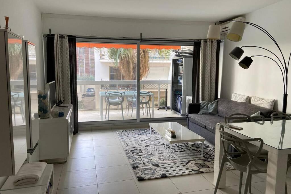 App Le Rocazur Avec Piscine Et Parking En Bord De Mer A 500M Du Centre Ville Ментона Экстерьер фото